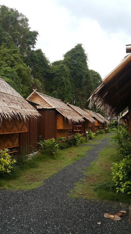 Phuhaya Bamboo Bungalows เกาะลันตา ภายนอก รูปภาพ