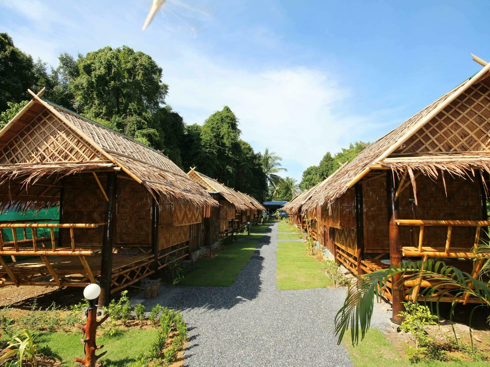 Phuhaya Bamboo Bungalows เกาะลันตา ภายนอก รูปภาพ